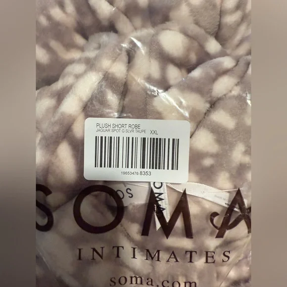 BNWT! Soma Plush Short Robe + fuzzy socks 2 packs💝
